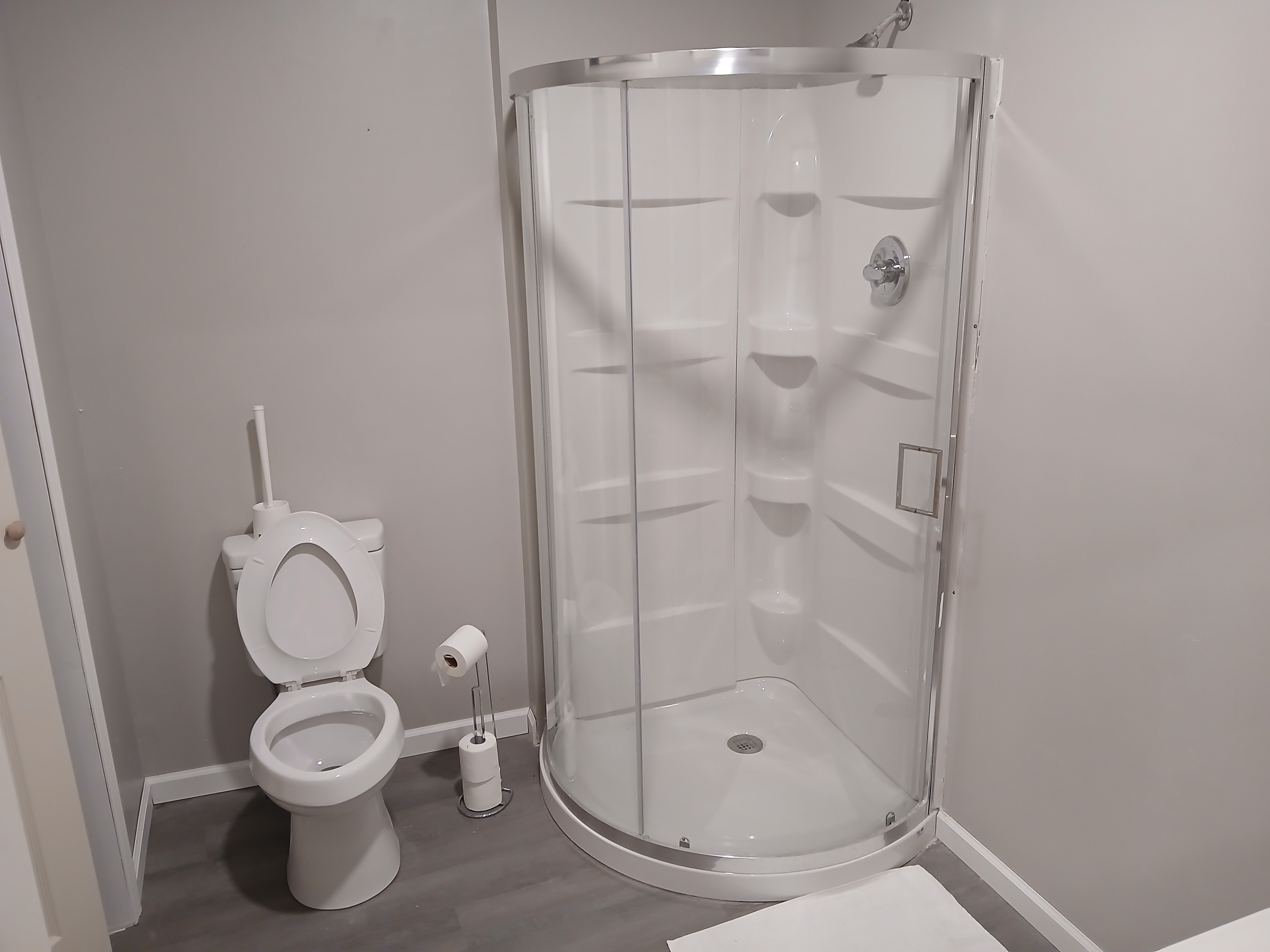 Full bathroom at Robinson-Wright Dormitory